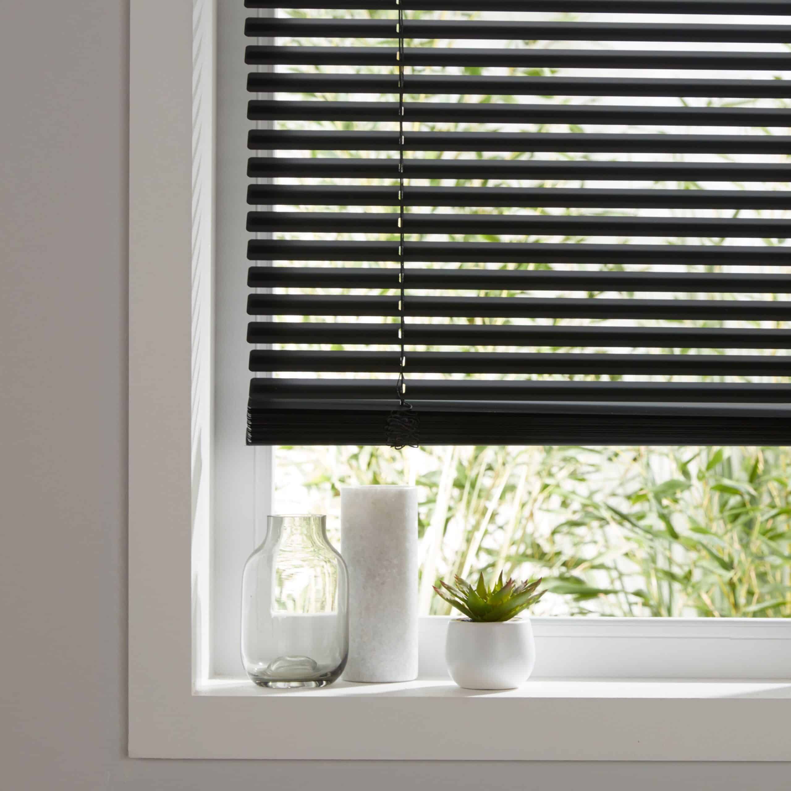 25mm aluminium Venetian blind in black: adjustable light control and privacy
