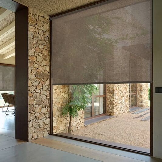 Screen roller blinds in dark beige/brown: privacy while keeping an outward view