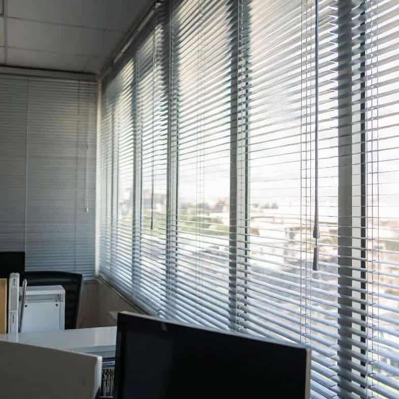 Silver aluminium venetian blinds, 25mm: light control and adjustable privacy